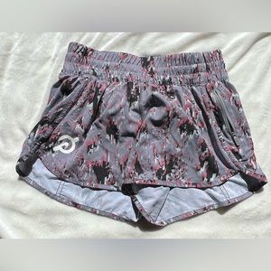 Lululemon Peloton Mid Rise Hotty Hot Tracker Shorts Size 6